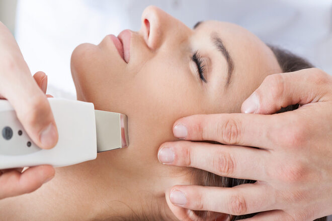 Эффективность и безопасность ультразвуковой чистки лица: полное восстановление кожи